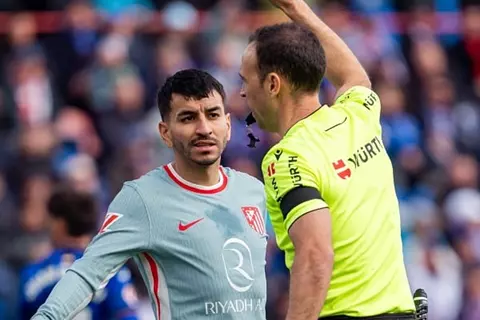 غموض يحيط بمستقبل أنخيل كوريا مع أتلتيكو مدريد